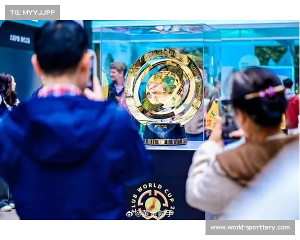 重庆解放碑现场盛况!2025世俱杯奖杯亮相,引发热议! 重庆解放碑现场盛况!2025世俱杯奖杯亮相,引发热议!